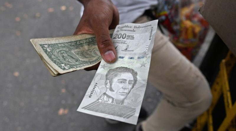 El pago con monedas extranjeras se redujo en marzo, según Ecoanalítica